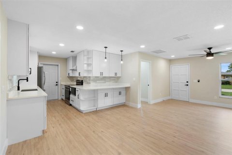 House in Apopka, Florida 4 bedrooms, 139.26 sq.m. № 1827990 - photo 6