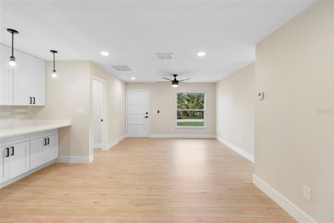 House in Apopka, Florida 4 bedrooms, 139.26 sq.m. № 1827990 - photo 12