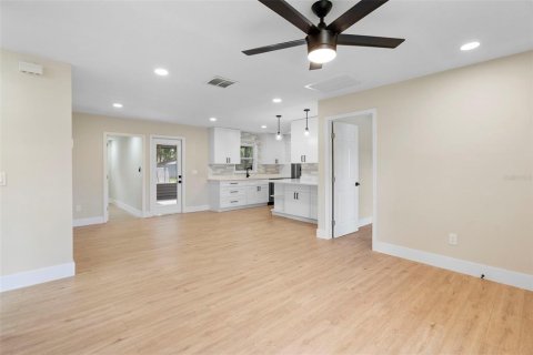 House in Apopka, Florida 4 bedrooms, 139.26 sq.m. № 1827990 - photo 13