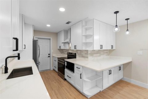House in Apopka, Florida 4 bedrooms, 139.26 sq.m. № 1827990 - photo 9
