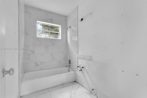 Villa ou maison à vendre à Miami, Floride: 2 chambres, 72.46 m2 № 2032346 - photo 26