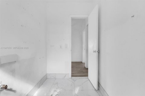 Villa ou maison à vendre à Miami, Floride: 2 chambres, 72.46 m2 № 2032346 - photo 28