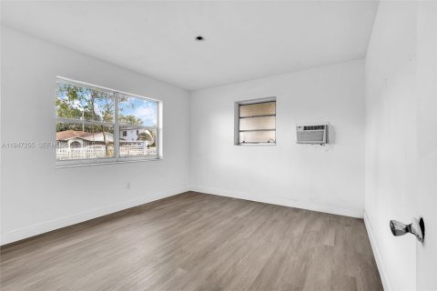 Villa ou maison à vendre à Miami, Floride: 2 chambres, 72.46 m2 № 2032346 - photo 17