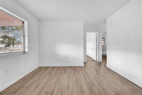 Villa ou maison à vendre à Miami, Floride: 2 chambres, 72.46 m2 № 2032346 - photo 13