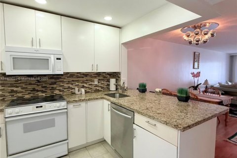 Condo in Hallandale Beach, Florida, 1 bedroom  № 1967113 - photo 5
