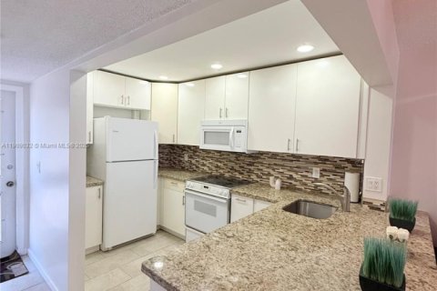 Condo in Hallandale Beach, Florida, 1 bedroom  № 1967113 - photo 2