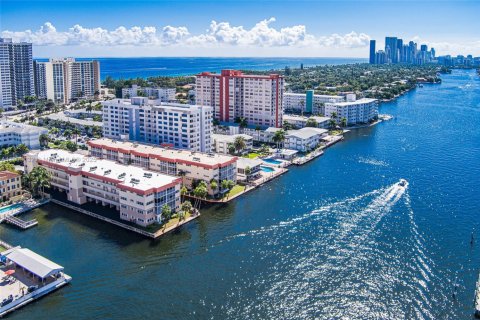 Condo in Hallandale Beach, Florida, 1 bedroom  № 1967113 - photo 22