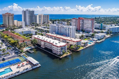 Condo in Hallandale Beach, Florida, 1 bedroom  № 1967113 - photo 21