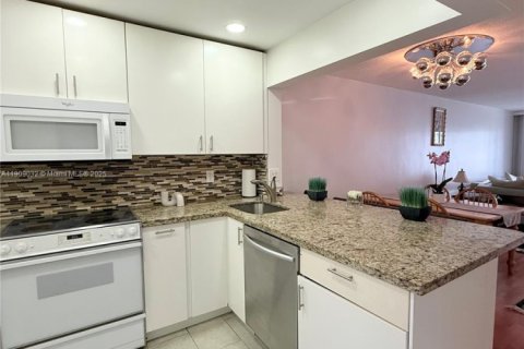 Condo in Hallandale Beach, Florida, 1 bedroom  № 1967113 - photo 3