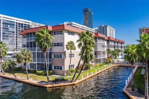 Condo in Hallandale Beach, Florida, 1 bedroom  № 1967113 - photo 16