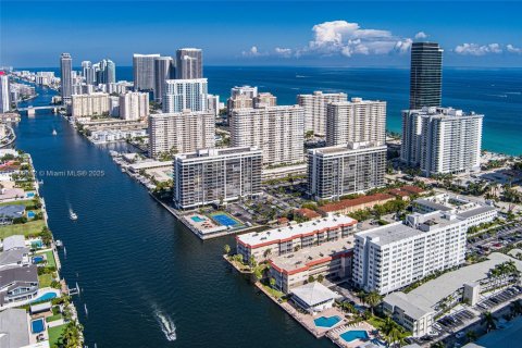 Condo in Hallandale Beach, Florida, 1 bedroom  № 1967113 - photo 27