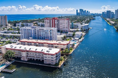 Condo in Hallandale Beach, Florida, 1 bedroom  № 1967113 - photo 23