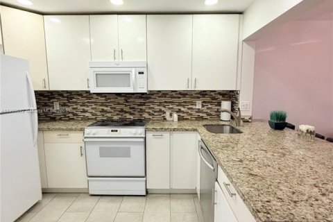 Condo in Hallandale Beach, Florida, 1 bedroom  № 1967113 - photo 4