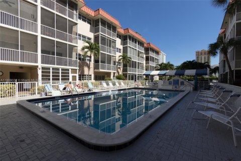 Condo in Hallandale Beach, Florida, 1 bedroom  № 1967113 - photo 15