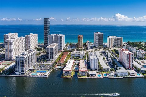 Condo in Hallandale Beach, Florida, 1 bedroom  № 1967113 - photo 29