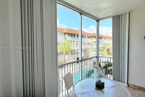 Condo in Hallandale Beach, Florida, 1 bedroom  № 1967113 - photo 10