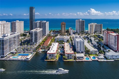 Condo in Hallandale Beach, Florida, 1 bedroom  № 1967113 - photo 30