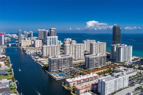 Condo in Hallandale Beach, Florida, 1 bedroom  № 1967113 - photo 26