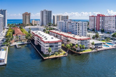 Condo in Hallandale Beach, Florida, 1 bedroom  № 1967113 - photo 19