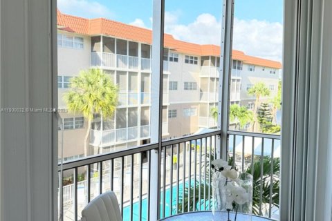 Condo in Hallandale Beach, Florida, 1 bedroom  № 1967113 - photo 11