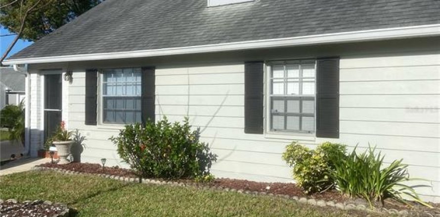 House in New Port Richey, Florida 2 bedrooms, 95.13 sq.m. № 2141963