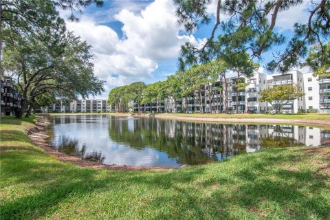 Condo in Saint Petersburg, Florida, 2 bedrooms  № 1849457 - photo 1