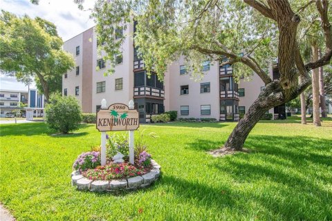 Condo in Saint Petersburg, Florida, 2 bedrooms  № 1849457 - photo 2