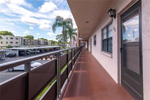 Condo in Saint Petersburg, Florida, 2 bedrooms  № 1849457 - photo 5