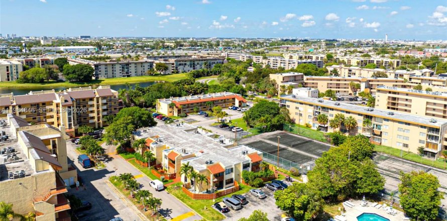 Кондоминиум с 2 спальнями в Майами, Флорида № 2027135