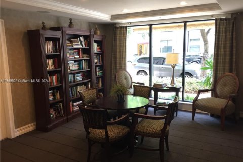 Купить кондоминиум в Холливуд, Флорида 2 спальни, 104.14м2, № 1958339 - фото 5