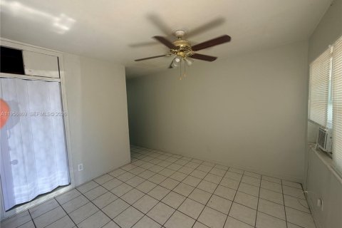 Villa ou maison à louer à Fort Lauderdale, Floride: 2 chambres, 51.1 m2 № 2010821 - photo 12