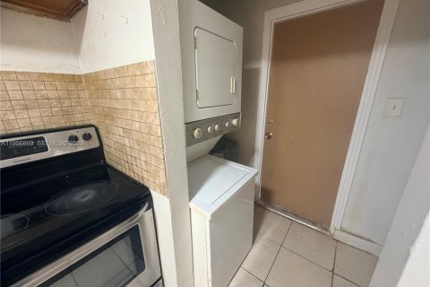 Villa ou maison à louer à Fort Lauderdale, Floride: 2 chambres, 51.1 m2 № 2010821 - photo 8