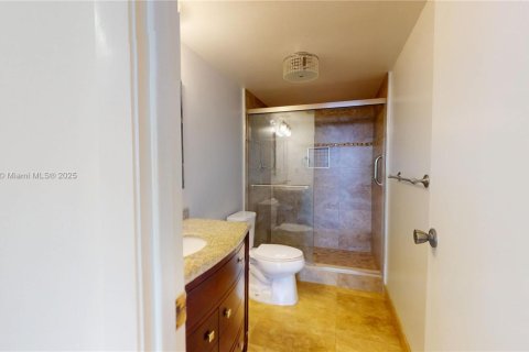 Condo in Hallandale Beach, Florida, 2 bedrooms  № 1970242 - photo 11