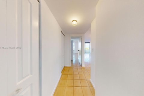 Condo in Hallandale Beach, Florida, 2 bedrooms  № 1970242 - photo 14