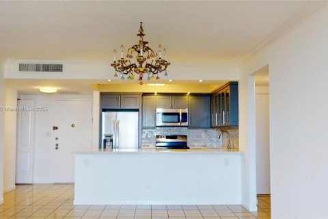 Condo in Hallandale Beach, Florida, 2 bedrooms  № 1970242 - photo 9