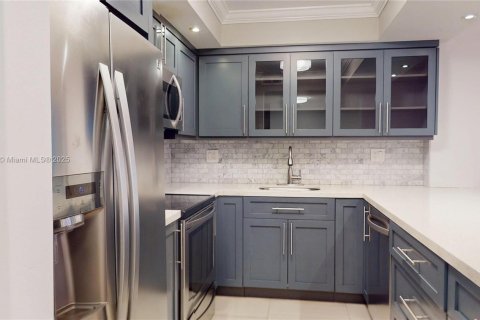 Condo in Hallandale Beach, Florida, 2 bedrooms  № 1970242 - photo 7