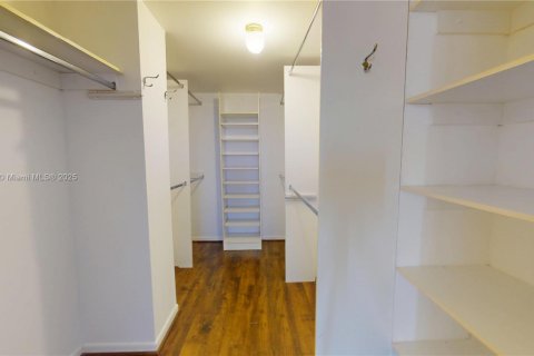 Condo in Hallandale Beach, Florida, 2 bedrooms  № 1970242 - photo 13