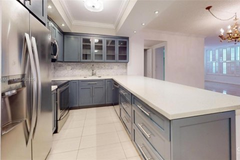 Condo in Hallandale Beach, Florida, 2 bedrooms  № 1970242 - photo 6