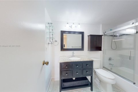 Condo in Hallandale Beach, Florida, 2 bedrooms  № 1970242 - photo 15
