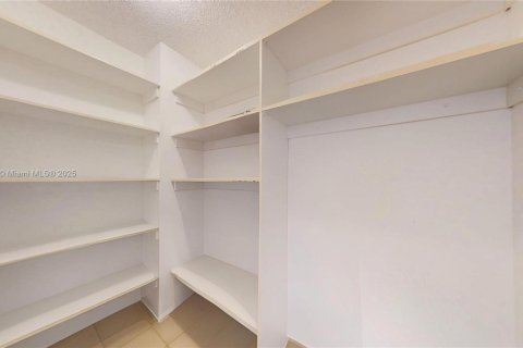 Condo in Hallandale Beach, Florida, 2 bedrooms  № 1970242 - photo 17