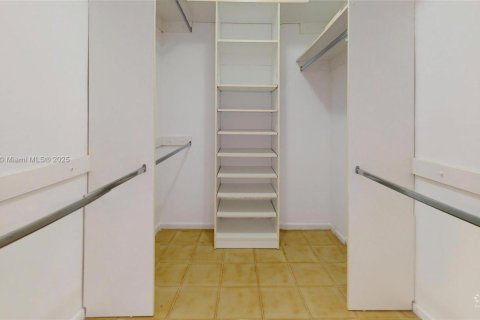 Condo in Hallandale Beach, Florida, 2 bedrooms  № 1970242 - photo 18