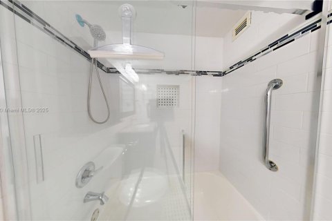 Condo in Hallandale Beach, Florida, 2 bedrooms  № 1970242 - photo 12