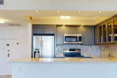 Condo in Hallandale Beach, Florida, 2 bedrooms  № 1970242 - photo 8