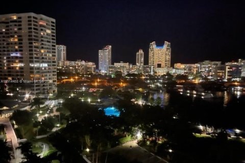 Condo in Hallandale Beach, Florida, 2 bedrooms  № 1970242 - photo 22