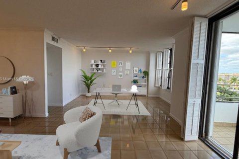 Condo in Hallandale Beach, Florida, 2 bedrooms  № 1970242 - photo 3