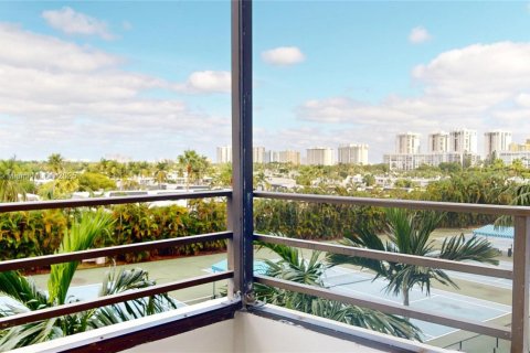 Condo in Hallandale Beach, Florida, 2 bedrooms  № 1970242 - photo 1