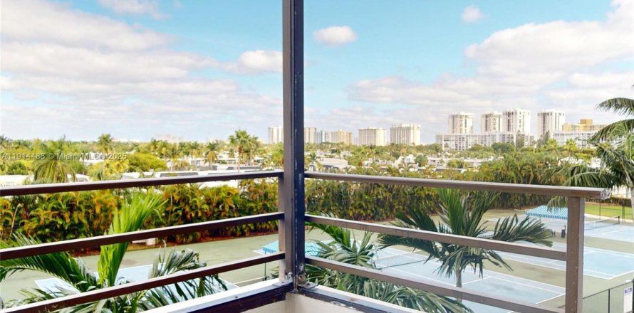 Condo in Hallandale Beach, Florida, 2 bedrooms  № 1970242