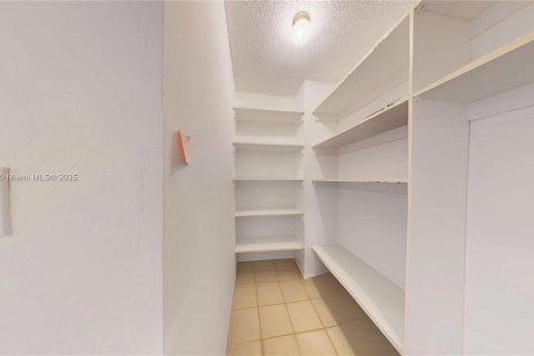 Condo in Hallandale Beach, Florida, 2 bedrooms  № 1970242 - photo 16