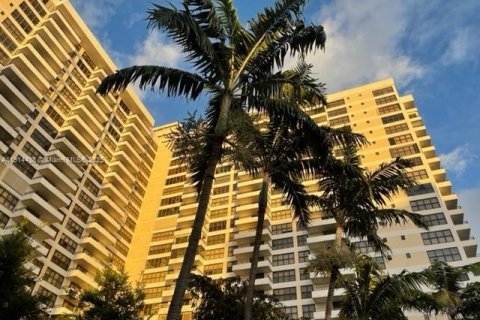 Condo in Hallandale Beach, Florida, 2 bedrooms  № 1970242 - photo 23