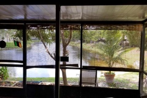 House in Deerfield Beach, Florida 2 bedrooms, 104.61 sq.m. № 1689342 - photo 13